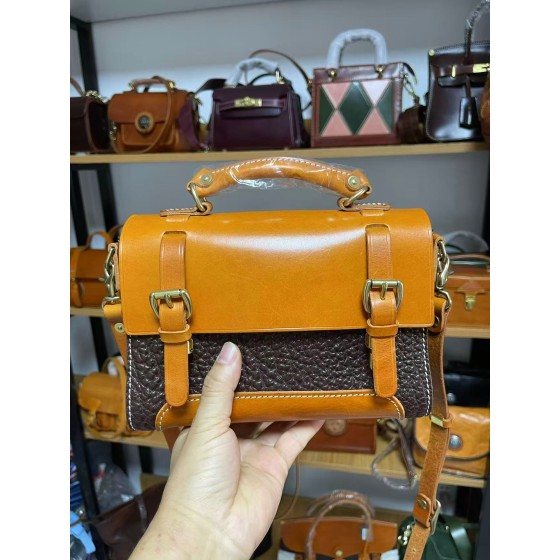 Women's handbag made of oil-waxed leather and shrink-finish vegetable-tanned leather